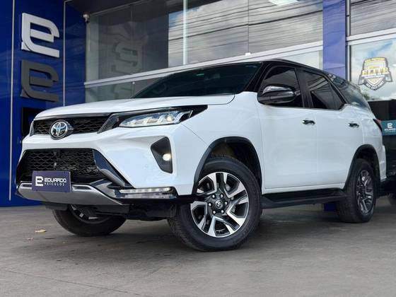 TOYOTA HILUX SW4 2.8 D-4D TURBO DIESEL DIAMOND 7L 4X4 AUTOMÁTICO