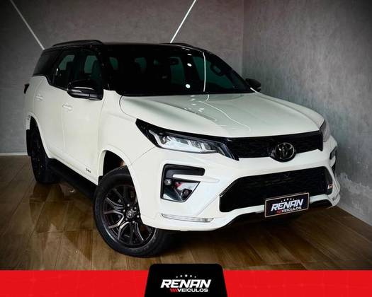 TOYOTA HILUX SW4 2.8 D-4D TURBO DIESEL GR-S 7L 4X4 AUTOMÁTICO