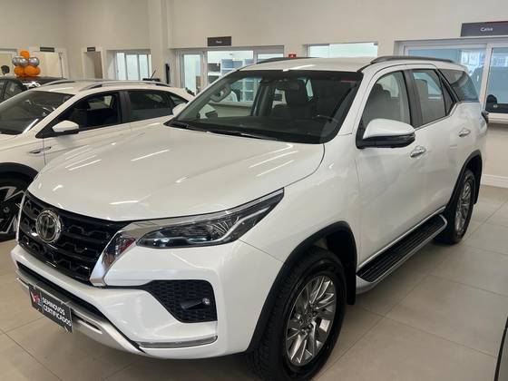 TOYOTA HILUX SW4 2.8 D-4D TURBO DIESEL SRX 4X4 AUTOMÁTICO