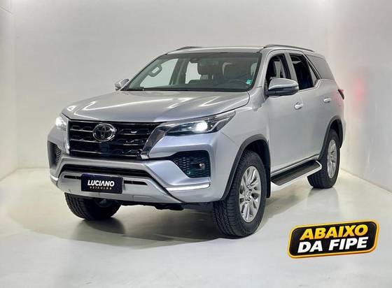 TOYOTA HILUX SW4 2.8 D-4D TURBO DIESEL SRX 7L 4X4 AUTOMÁTICO