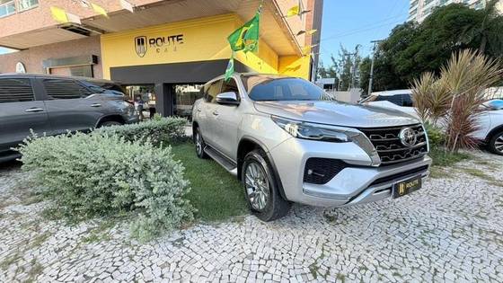 TOYOTA HILUX SW4 2.8 D-4D TURBO DIESEL SRX 7L 4X4 AUTOMÁTICO