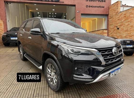TOYOTA HILUX SW4 2.8 D-4D TURBO DIESEL SRX 7L 4X4 AUTOMÁTICO