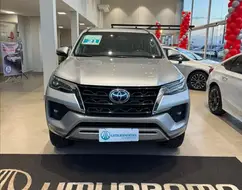 TOYOTA HILUX SW4 2.8 D-4D TURBO DIESEL SRX 7L 4X4 AUTOMÁTICO TOYOTA HILUX SW4 2.8 D-4D TURBO DIESEL SRX 7L 4X4 AUTOMÁTICO