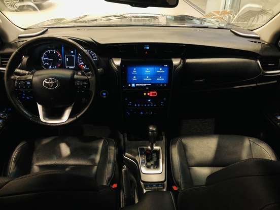 TOYOTA-HILUX SW4-2023