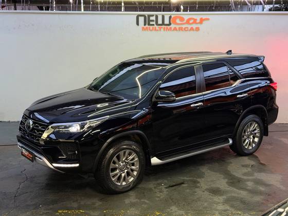 TOYOTA HILUX SW4 2.8 D-4D TURBO DIESEL SRX 7L 4X4 AUTOMÁTICO