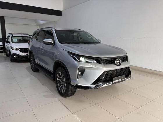 TOYOTA HILUX SW4 2.8 D-4D TURBO DIESEL SRX PLATINUM 7L 4X4 AUTOMÁTICO