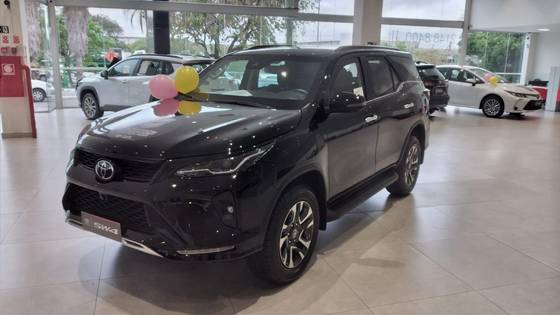 TOYOTA HILUX SW4 2.8 D-4D TURBO DIESEL SRX PLATINUM 7L 4X4 AUTOMÁTICO
