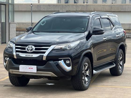 TOYOTA HILUX SW4 2.8 SRX 4X4 7 LUGARES 16V TURBO INTERCOOLER DIESEL 4P AUTOMÁTICO