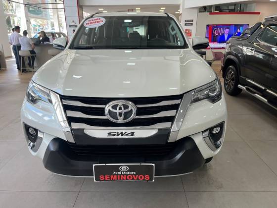 TOYOTA HILUX SW4 2.8 SRX 4X4 7 LUGARES 16V TURBO INTERCOOLER DIESEL 4P AUTOMÁTICO