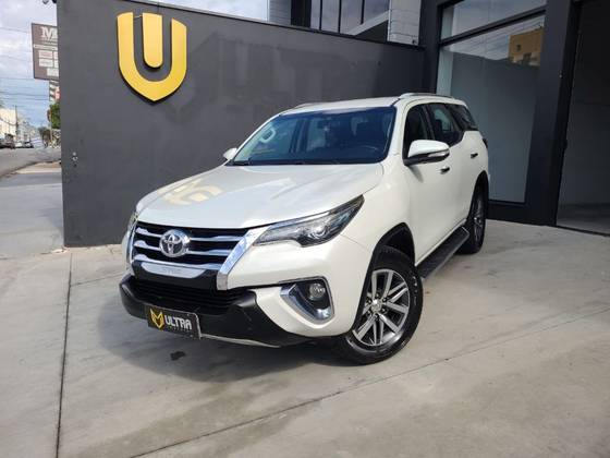 TOYOTA HILUX SW4 2.8 SRX 4X4 7 LUGARES 16V TURBO INTERCOOLER DIESEL 4P AUTOMÁTICO