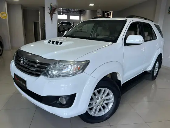 TOYOTA HILUX SW4 3.0 SRV 4X4 7 LUGARES 16V TURBO INTERCOOLER DIESEL 4P AUTOMÁTICO