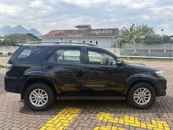 TOYOTA-HILUX SW4-3.0 SRV 4X4 7 LUGARES 16V TURBO INTERCOOLER DIESEL 4P AUTOMÁTICO TOYOTA-HILUX SW4-2014