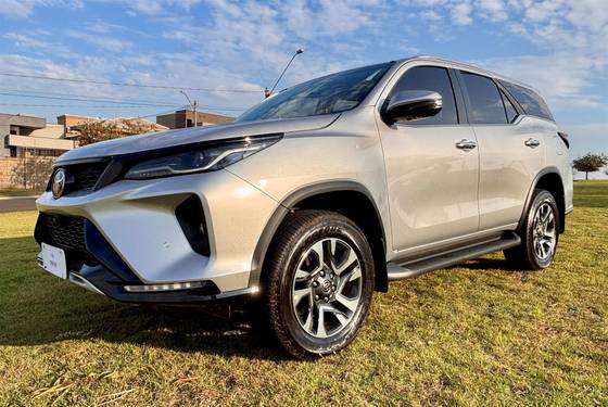 TOYOTA HILUX SW4 2.8 D-4D TURBO DIESEL SRX PLATINUM 7L 4X4 AUTOMÁTICO
