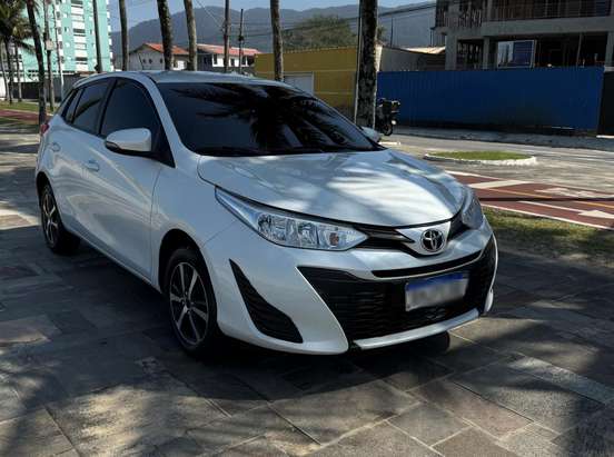 TOYOTA-YARIS-2021