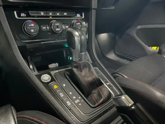 VOLKSWAGEN-GOLF-2017