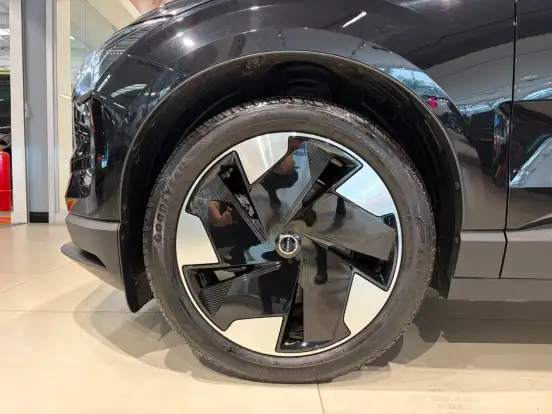 VOLVO-EX30-2024