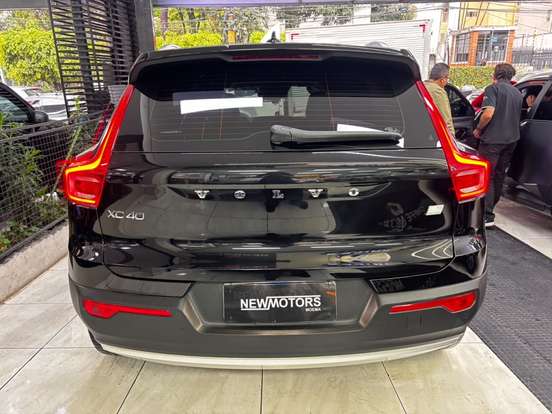 VOLVO-XC40-2021