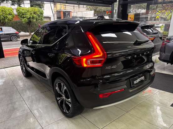 VOLVO-XC40-2021
