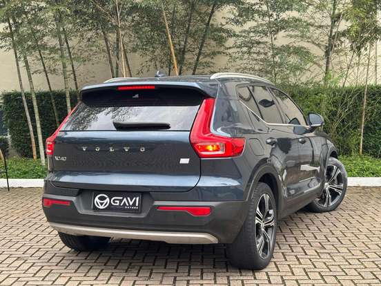 VOLVO-XC40-2021