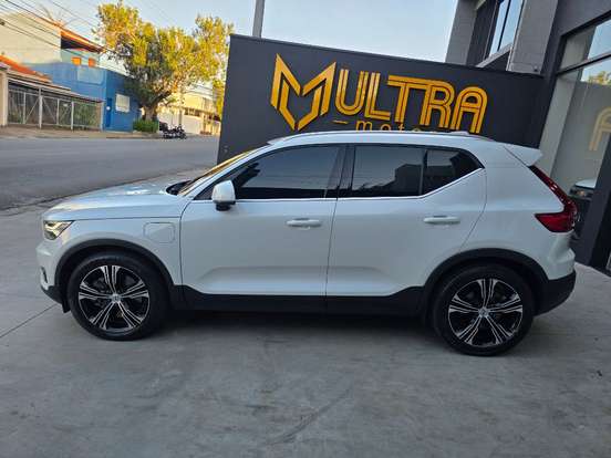 VOLVO-XC40-2020