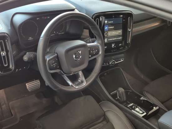VOLVO-XC40-2020