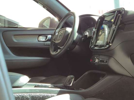 VOLVO-XC40-2020