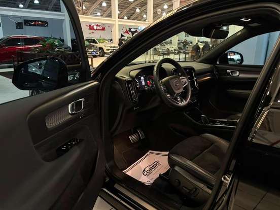 VOLVO-XC40-2021