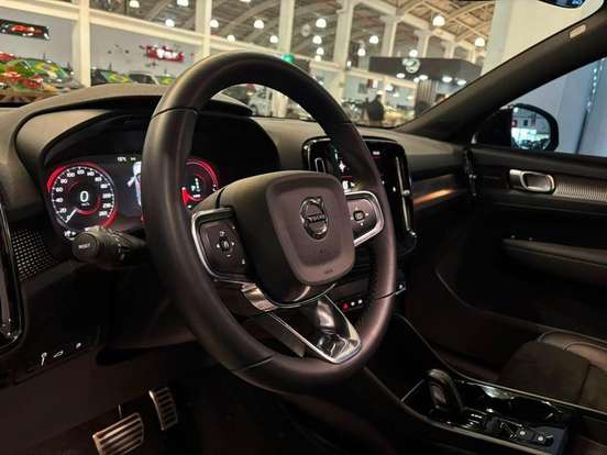 VOLVO-XC40-2021