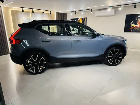 VOLVO-XC40-2019