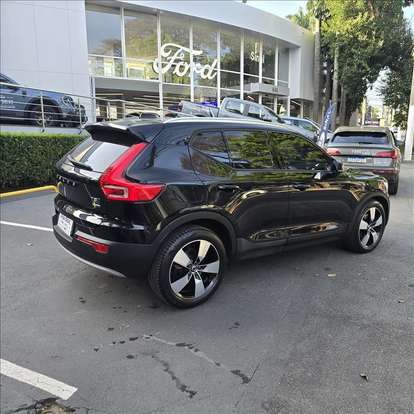 VOLVO-XC40-2019