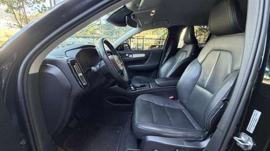 VOLVO-XC40-2019