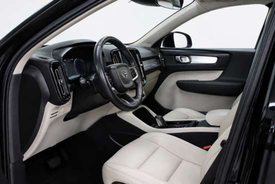 VOLVO-XC40-2018