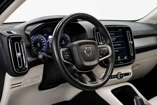 VOLVO-XC40-2018
