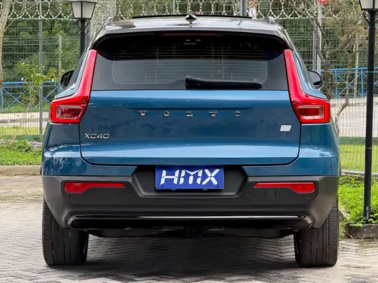 VOLVO-XC40-2023