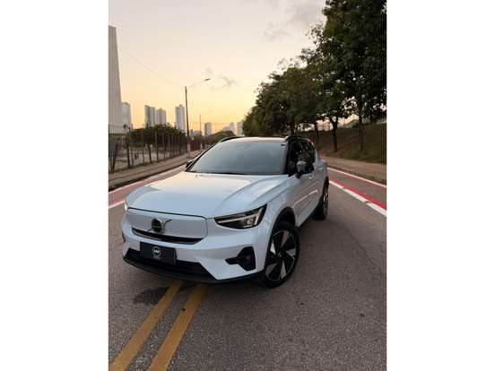 VOLVO-XC40-2023