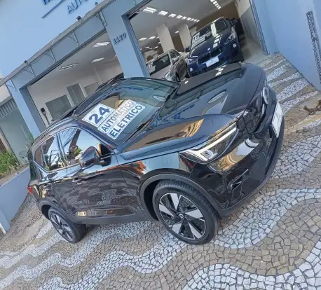 VOLVO-XC40-2023