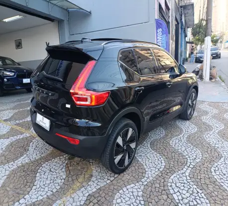VOLVO-XC40-2023