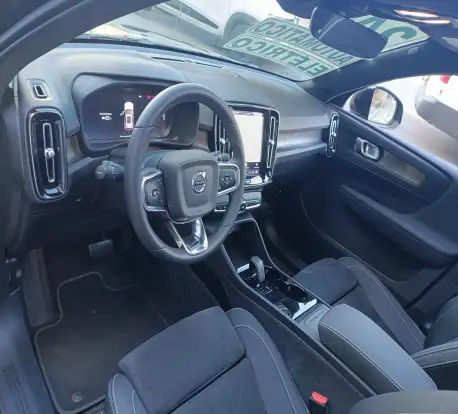 VOLVO-XC40-2023