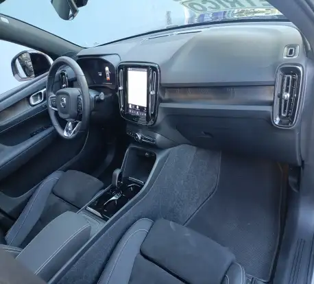 VOLVO-XC40-2023