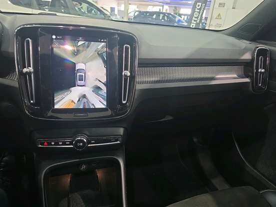 VOLVO-XC40-2021