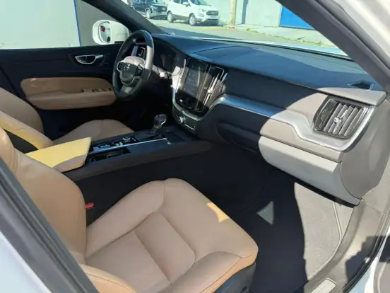 VOLVO-XC60-2.0 T5 GASOLINA MOMENTUM AWD GEARTRONIC VOLVO-XC60-2019
