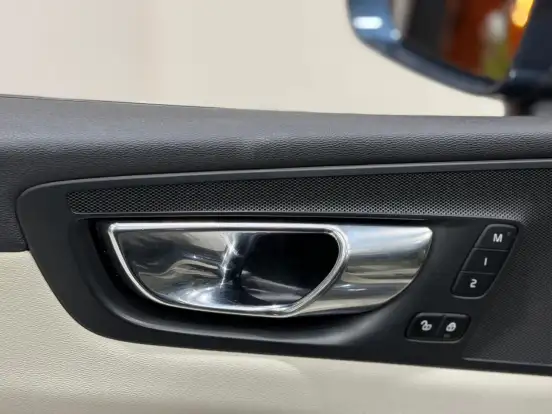 VOLVO-XC60-2020