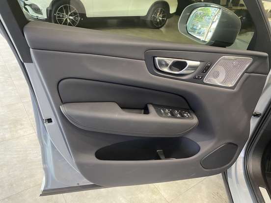 VOLVO-XC60-2025