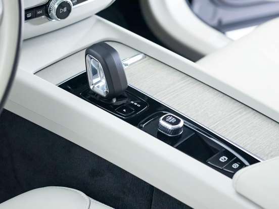 VOLVO-XC60-2023