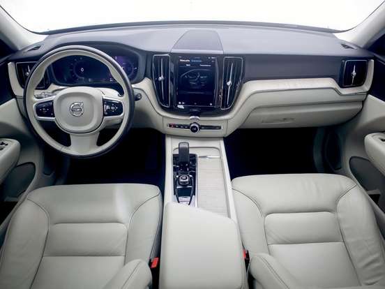 VOLVO-XC60-2023