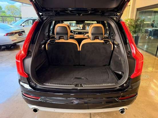 VOLVO-XC90-2017