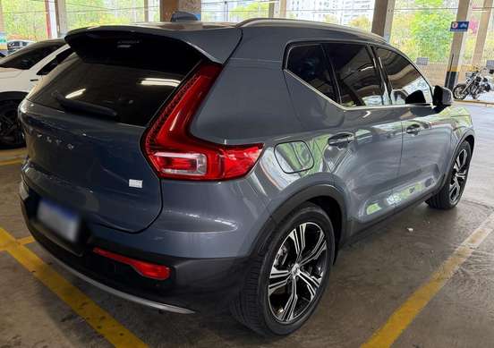 VOLVO-XC40-2021