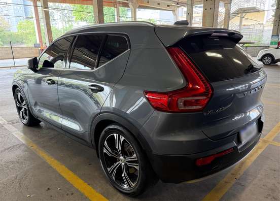 VOLVO-XC40-2021