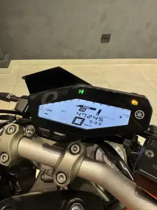 YAMAHA-MT-09-2015