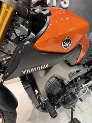 YAMAHA-MT-09-2015